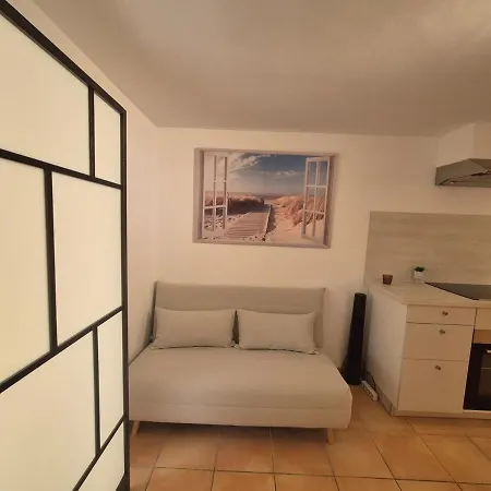 Grand A Deux Pas De La *